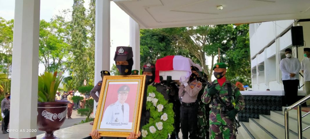 Bupati-Tanah-Datar-Wafat-Betti-Shadiq-Pasadigoe-Turut-Mendoakan-Almarhum Bupati-Tanah-Datar-Wafat-Betti-Shadiq-Pasadigoe-Turut-Mendoakan-Almarhum