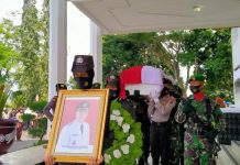 Bupati-Tanah-Datar-Wafat-Betti-Shadiq-Pasadigoe-Turut-Mendoakan-Almarhum