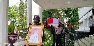 Bupati-Tanah-Datar-Wafat-Betti-Shadiq-Pasadigoe-Turut-Mendoakan-Almarhum